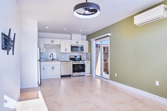 6383 Lake Arago Ave in San Diego, CA - Foto de edificio - Building Photo