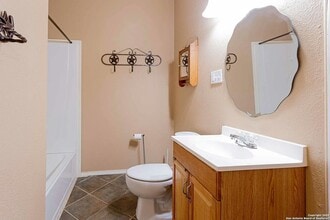 611 W Ridgewood Ct in San Antonio, TX - Building Photo - Building Photo