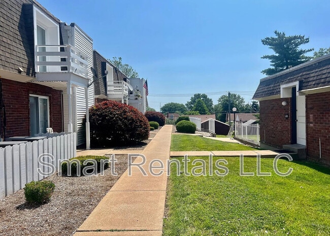 9955 Chateau Roi Dr in Affton, MO - Building Photo - Building Photo