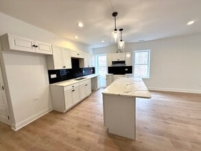 7841 S Essex Ave in Chicago, IL - Foto de edificio - Building Photo