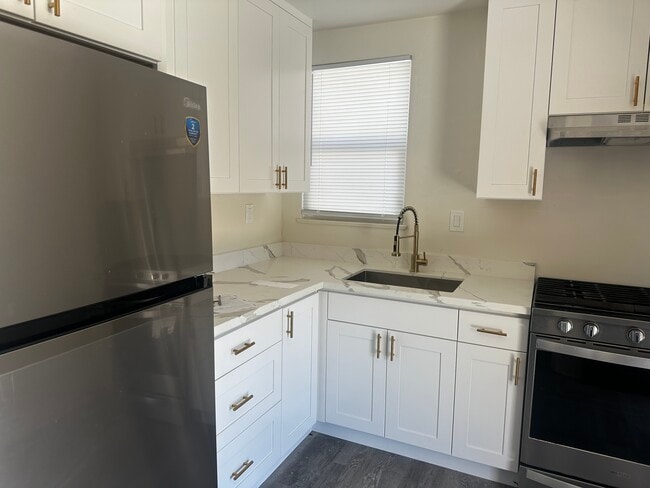 325 Rollins Rd in Burlingame, CA - Building Photo - Building Photo