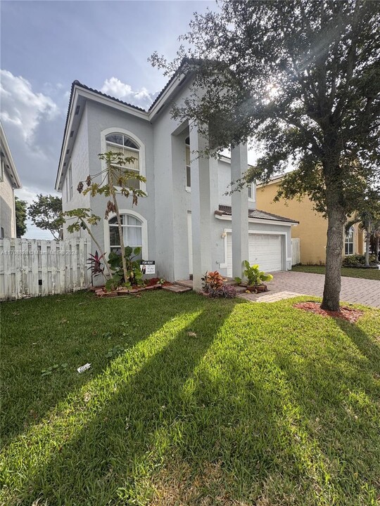 5085 SW 37th Ave in Fort Lauderdale, FL - Building Photo