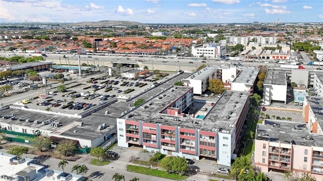 6070 W 19th Ave in Hialeah, FL - Foto de edificio - Building Photo