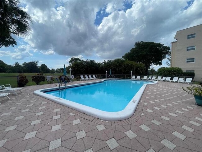 1030 Country Club Dr