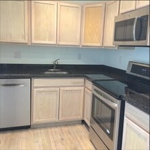 1383 NE 34th Ct in Oakland Park, FL - Building Photo - Building Photo