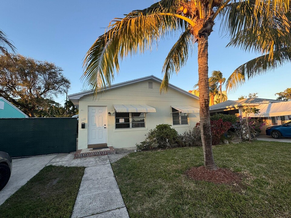 224 E 24th St in West Palm Beach, FL - Building Photo