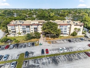 7300 NW 17th St, Unit 203 in Plantation, FL - Foto de edificio - Building Photo