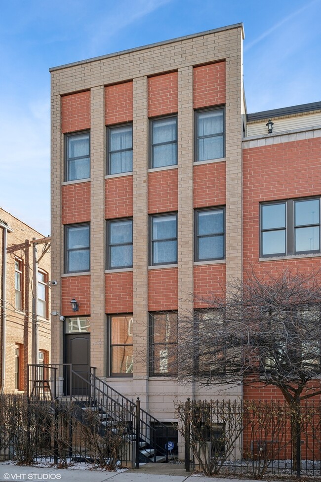 1743 W Terra Cotta Pl in Chicago, IL - Building Photo - Building Photo