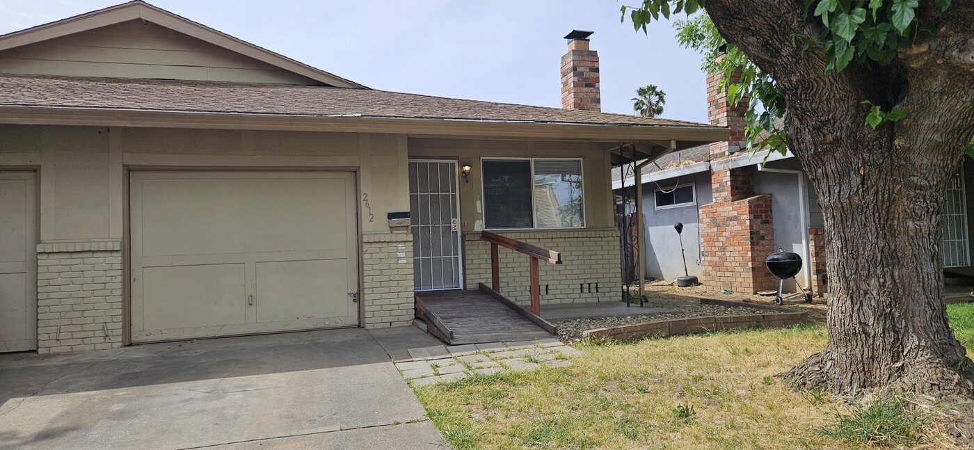 2612 El Parque Cir in Rancho Cordova, CA - Building Photo