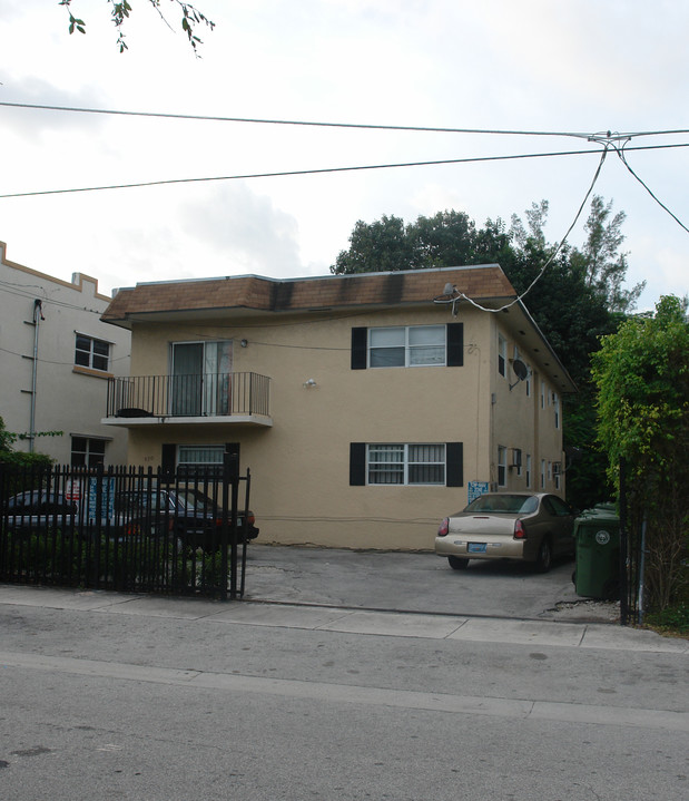 570 NE 63rd St in Miami, FL - Foto de edificio