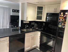 3868 NE 169th St in North Miami Beach, FL - Building Photo - Building Photo