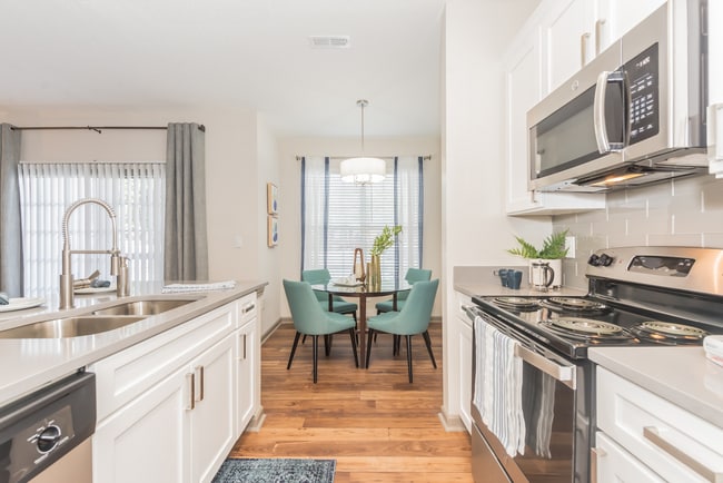 Vantage at Wildewood in Columbia, SC - Building Photo - Building Photo