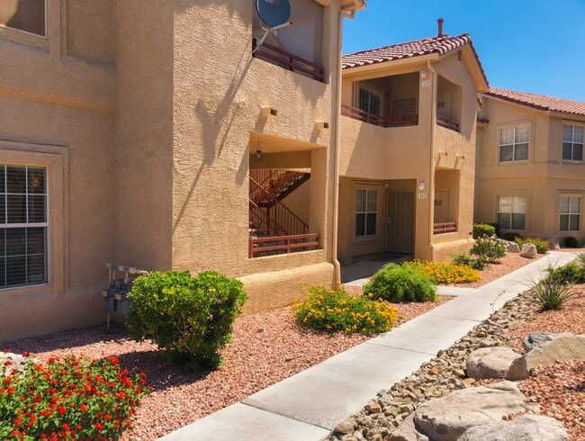 520 Arrowhead Trl in Henderson, NV - Foto de edificio - Building Photo