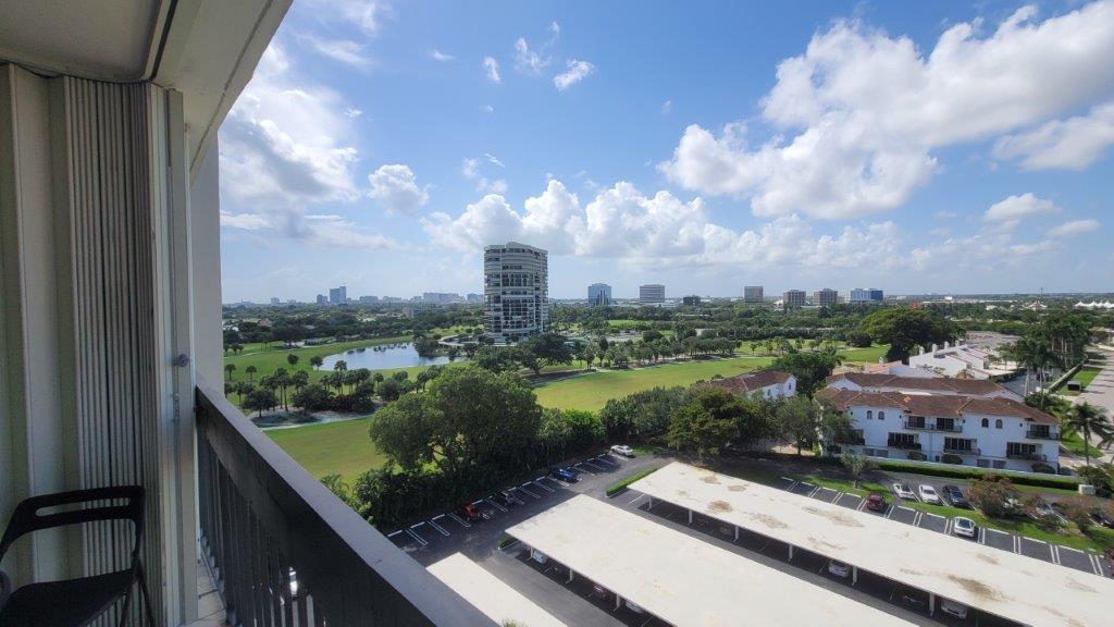 2000 Presidential Way in West Palm Beach, FL - Building Photo