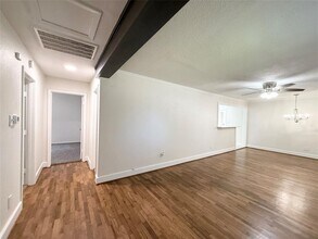 105 Birch St in Lake Jackson, TX - Building Photo - Building Photo