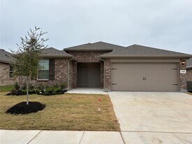548 Marsh St in Cleburne, TX - Building Photo