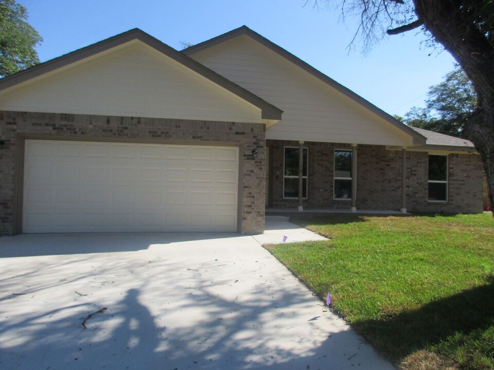 16 Snell Dr in Lampasas, TX - Building Photo