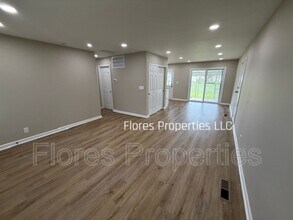 1300 Evaline Dr in Columbus, OH - Foto de edificio - Building Photo