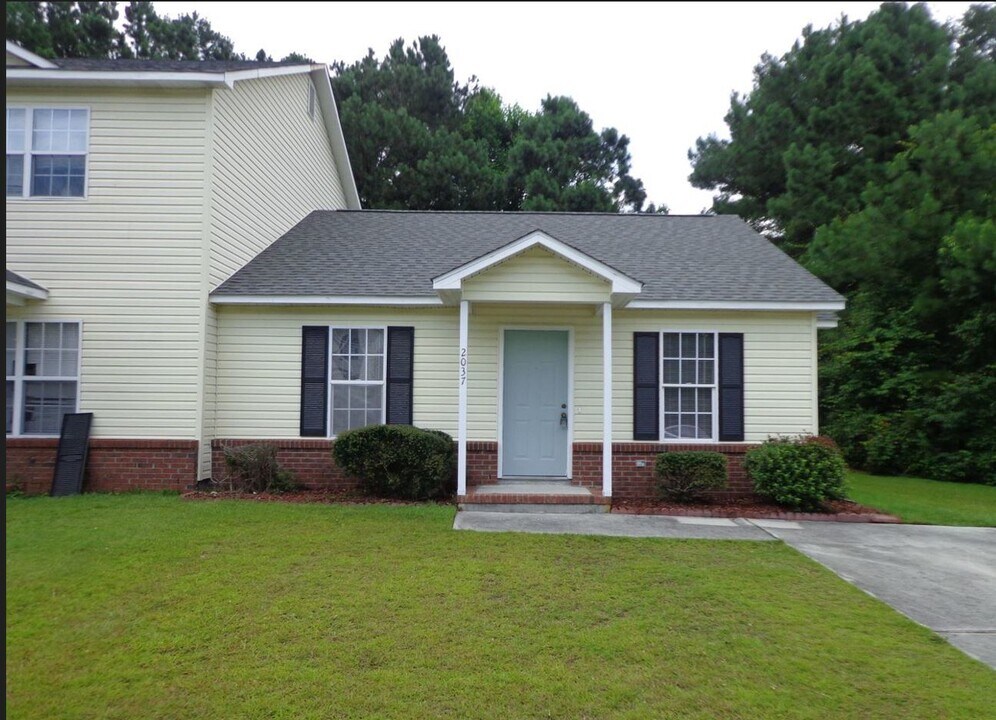 2037 Brandymill Ln in Jacksonville, NC - Building Photo