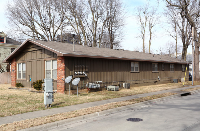 1047 E Walnut St in Springfield, MO - Building Photo - Building Photo