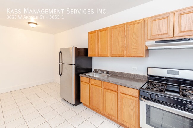 3055 W Argyle St in Chicago, IL - Building Photo - Building Photo