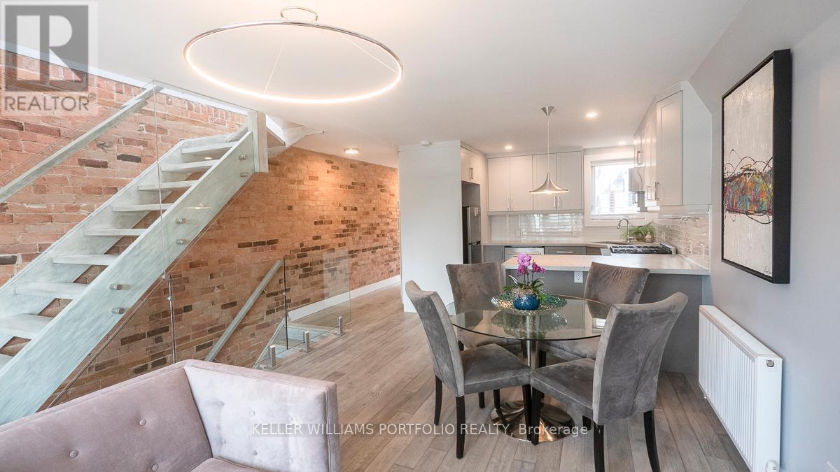 207 Beatrice St in Toronto, ON - Building Photo