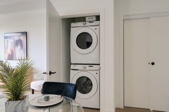 Light House in Esquimalt, BC - Foto de edificio - Building Photo