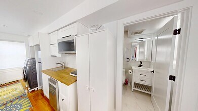 36 Shepard St, Unit 2 in Boston, MA - Foto de edificio - Building Photo