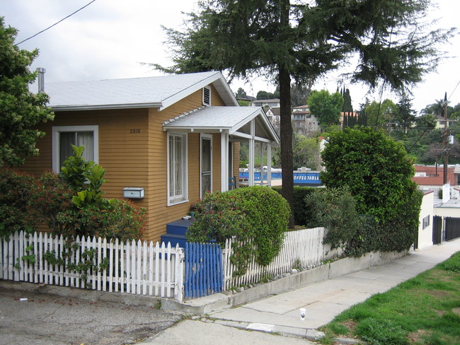 2816-2818 1/2 Avenel St in Los Angeles, CA - Foto de edificio - Building Photo