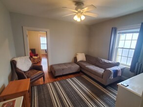 14 Greystone St, Unit 2 in Quincy, MA - Foto de edificio - Building Photo