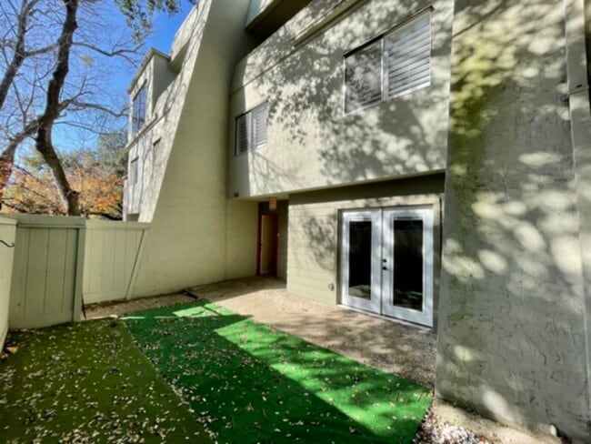3103 Eisenhauer Rd