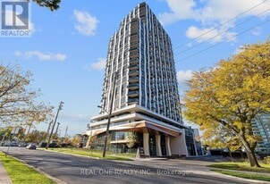60 Central Park Roadway in Toronto, ON - Building Photo