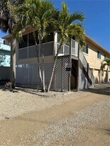 5053 N Beach Rd in Englewood, FL - Building Photo