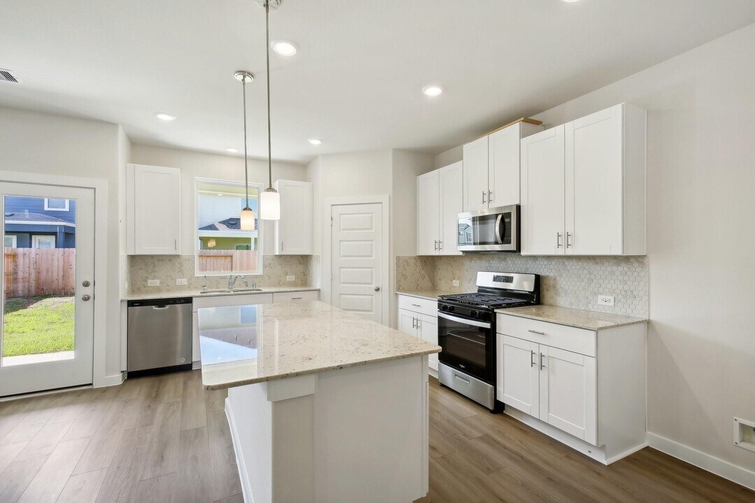 586 Avisa Dr in Kemah, TX - Building Photo