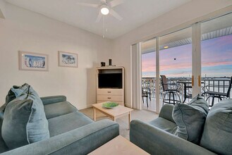 8800 Bay Pines Blvd in St. Petersburg, FL - Foto de edificio - Building Photo