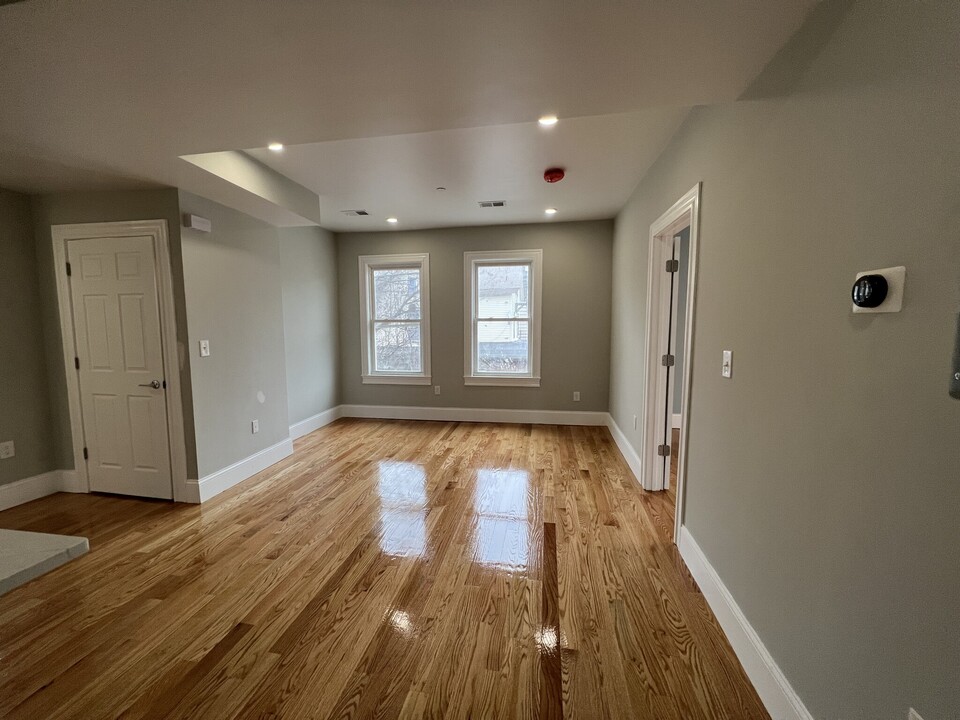 75 Pearl St, Unit 2 in Somerville, MA - Building Photo