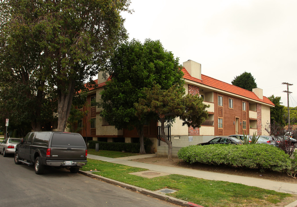 2350 Bentley Ave in Los Angeles, CA - Foto de edificio