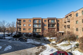 Lakeside Condos in Mount Prospect, IL - Building Photo - Building Photo