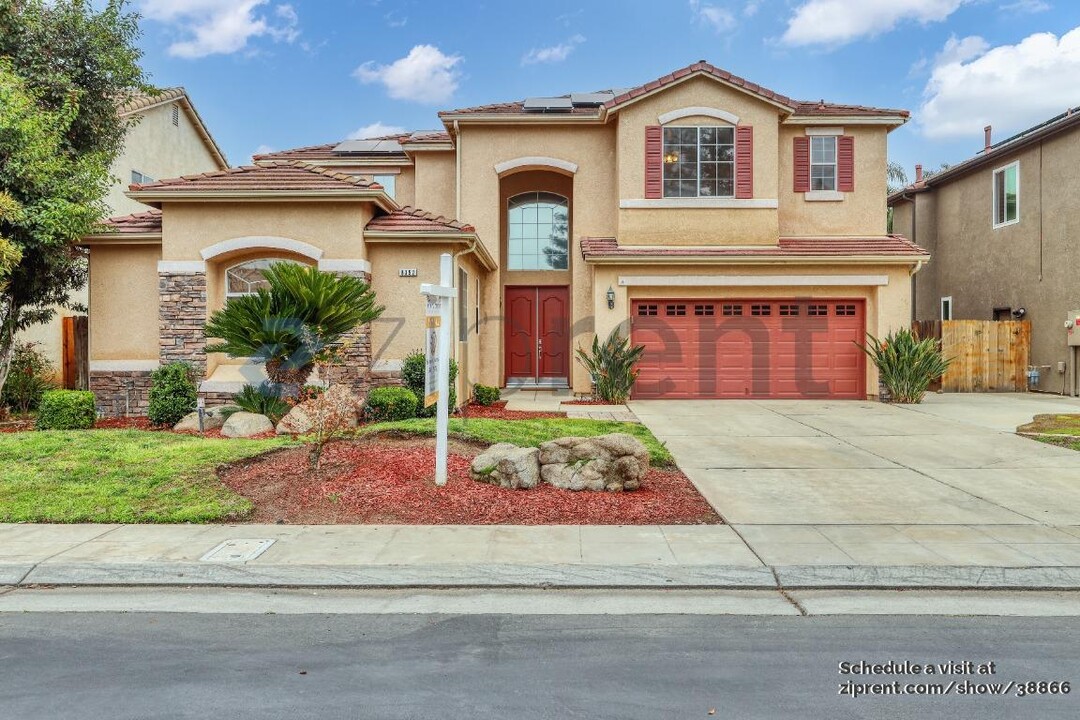 8352 N Shallot Way in Fresno, CA - Building Photo