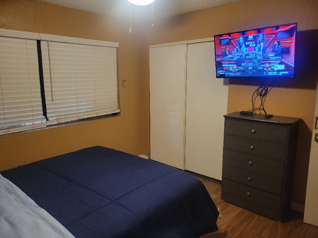 405 Leonard Ave in Las Vegas, NV - Building Photo - Building Photo