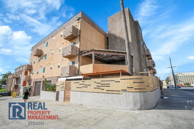 Westlake Park Square Apartments in Los Angeles, CA - Building Photo - Building Photo