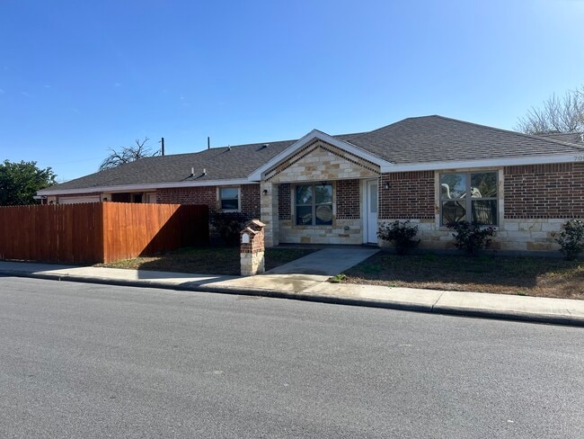 700 E Juarez Ave in Pharr, TX - Foto de edificio - Building Photo