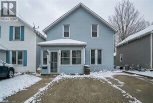 38 Bergey St in Cambridge, ON - Building Photo