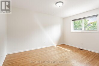 3336 Ivernia Rd in Mississauga, ON - Building Photo - Building Photo