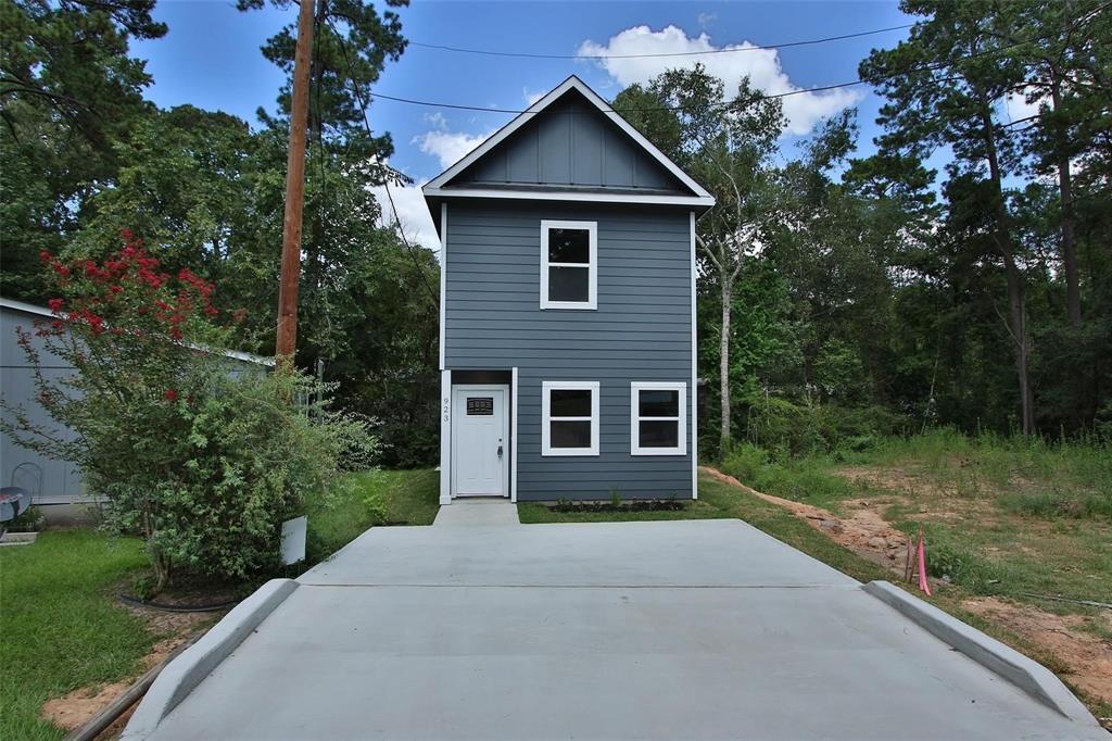 923 Timberglen Ct in Montgomery, TX - Building Photo