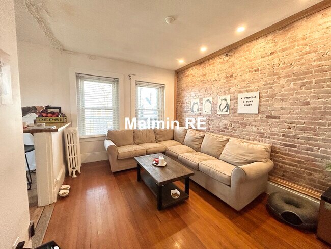 16 Victory Rd, Unit #1 in Boston, MA - Foto de edificio - Building Photo