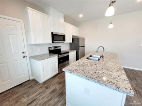 5700 Sandpiper Ave, Unit 3 in Alton, TX - Foto de edificio - Building Photo