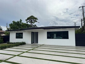 16440 NE 10th Ave in North Miami Beach, FL - Building Photo