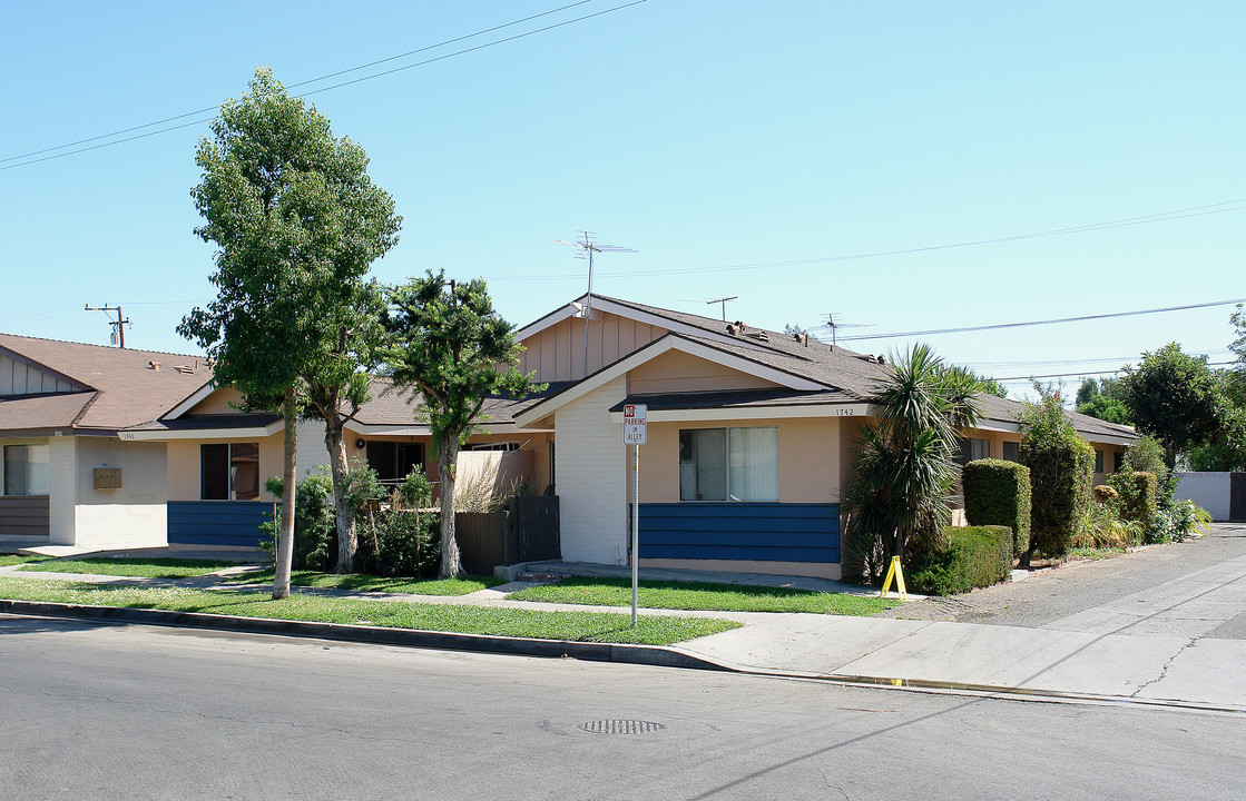 1742 E Grove Ave in Orange, CA - Building Photo