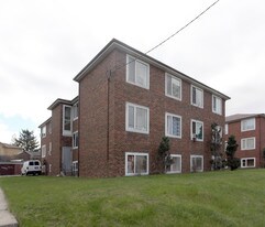 2253 Jane St in Toronto, ON - Building Photo